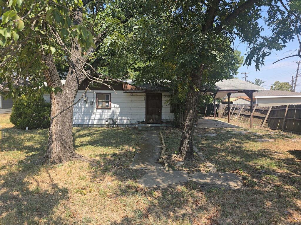 307 E Weaver Avenue, Alvarado, TX 76009 — photo 1