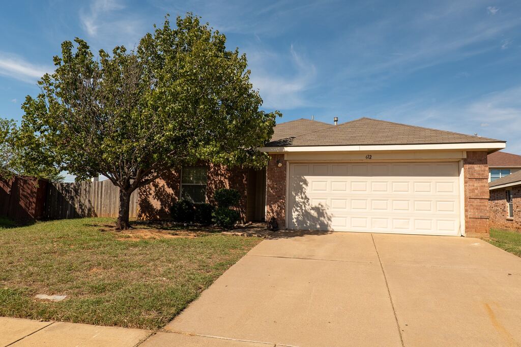 612 Pineview Lane, Fort Worth, TX 76140 — photo 1