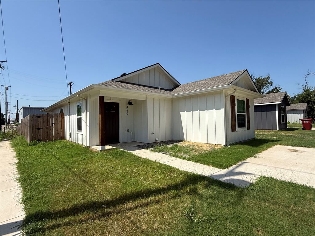 420 E 5th Street, Bonham, TX 75418 — photo 1