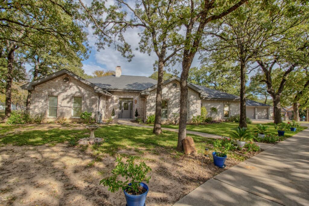 101 Tomahawk Drive, Lake Kiowa, TX 76240 — photo 1