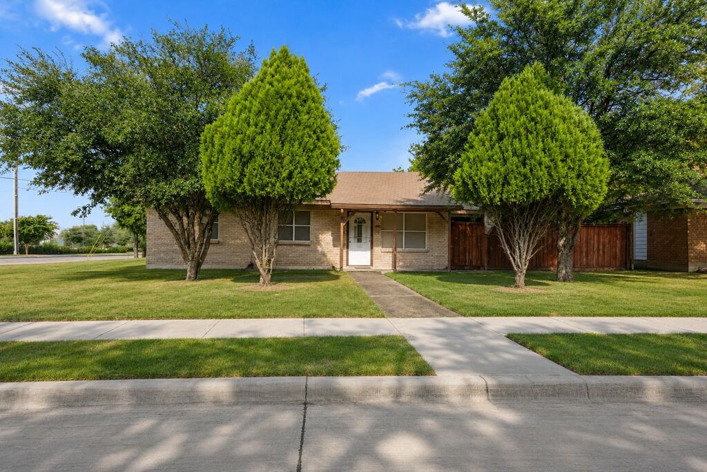 13105 Blossomheath Lane, Dallas, TX 75240 — photo 1