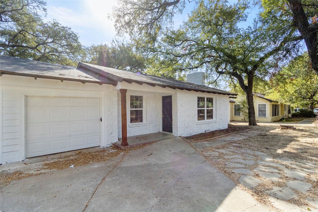 2029 Lynnhaven Road, Fort Worth, TX 76103 — photo 1