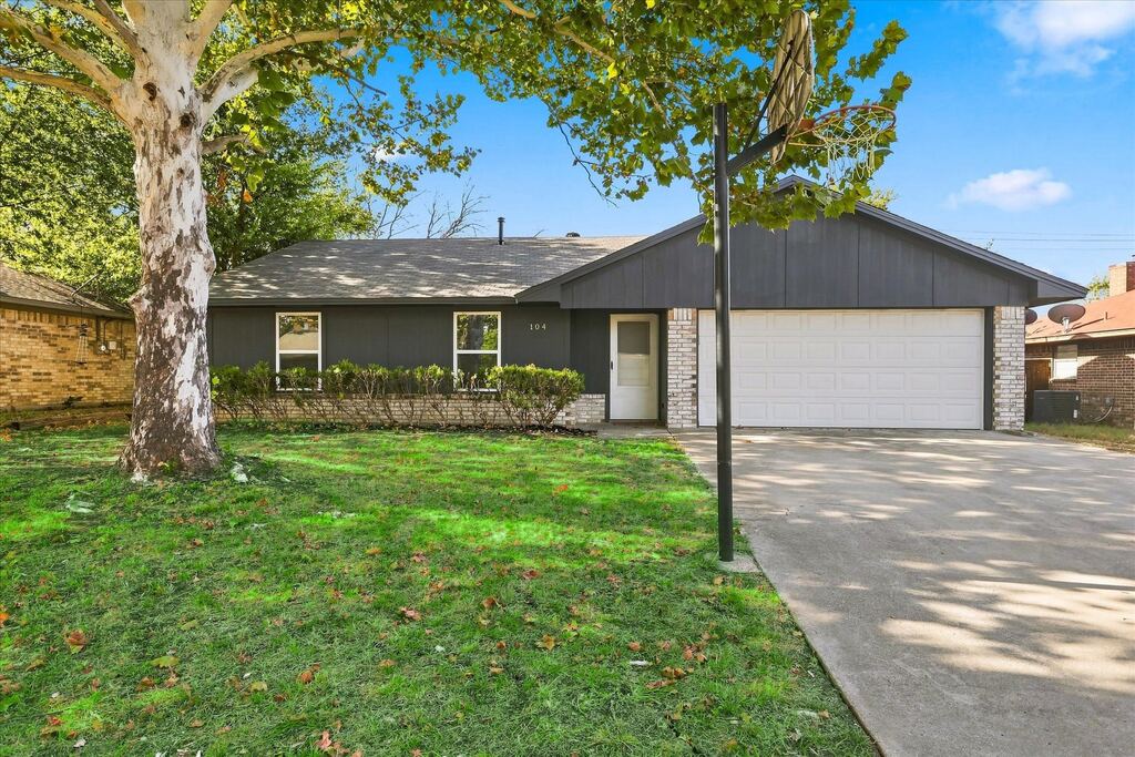 104 Stephen Drive, Sanger, TX 76266 — photo 1