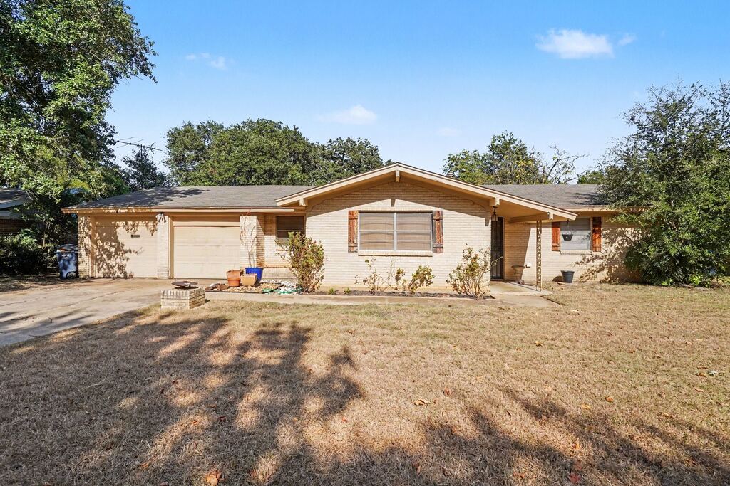 1553 Montclair Drive, Fort Worth, TX 76103 — photo 1