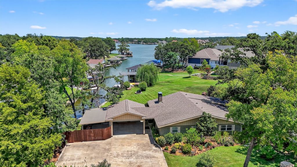100 Kiowa Drive S, Lake Kiowa, TX 76240 — photo 1