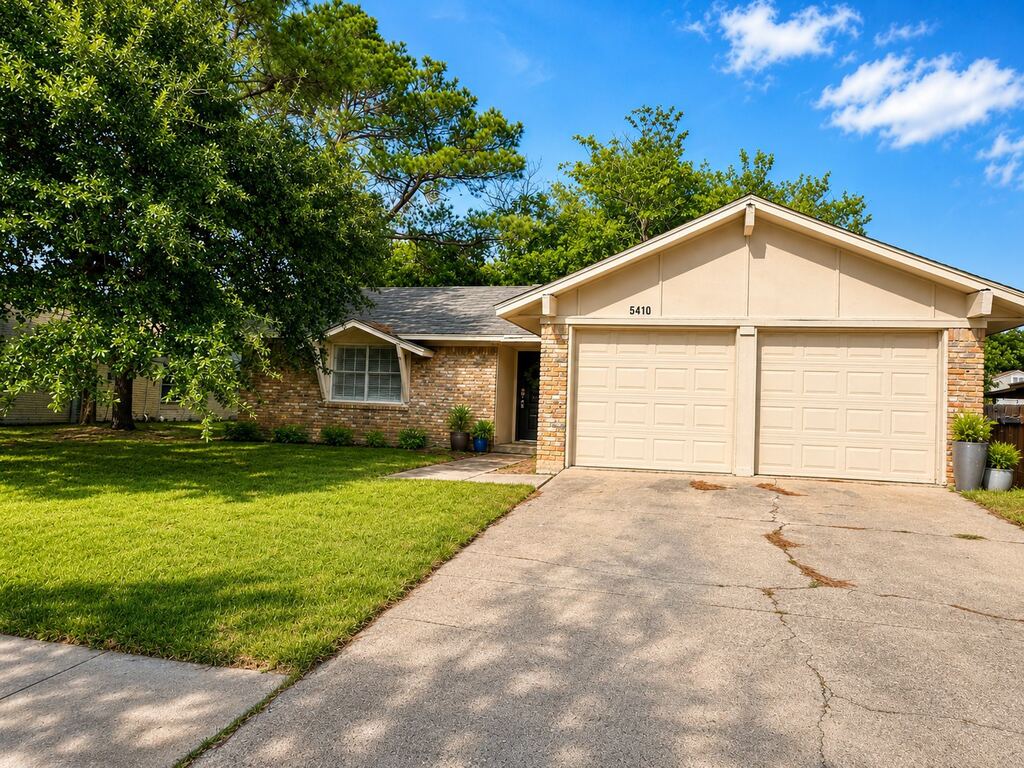 5410 Kings Manor Drive, Lake Dallas, TX 75065 — photo 1