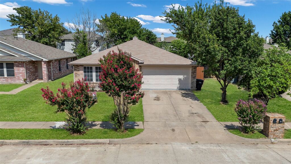 5132 Bedfordshire Drive, Fort Worth, TX 76135 — photo 1