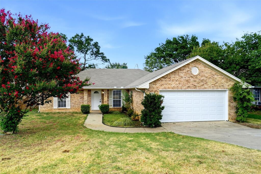 612 N Avenue C, Springtown, TX 76082 — photo 1