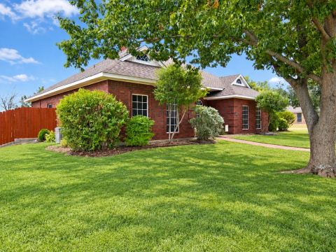 1607 N Park Drive, Bowie, TX 76230 — photo 2