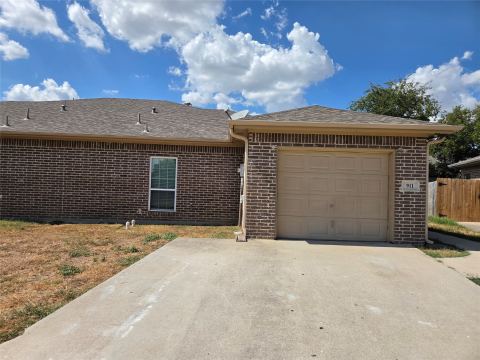 911 Lake Drive, Grand Prairie
