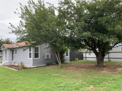 215 S 4th Street, Jacksboro, TX 76458 — photo 2