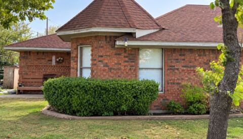 408 Avenue D, Ennis, TX 75119 — photo 2