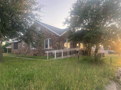 602 E Wise Street, Bowie, TX 76230 — photo 2