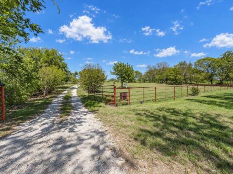 211 Whitehouse Road, Ennis, TX 75119 — photo 2