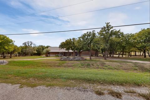 111 Clear Creek Drive, Sunset, TX 76270 — photo 2