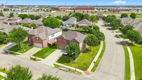 1100 Crest Breeze Drive, Fort Worth