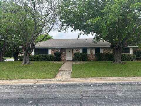236 Hallbrook Drive, Fort Worth
