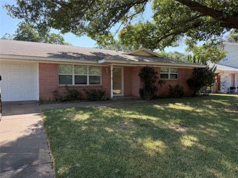 1221 Wade Hampton Street, Benbrook, TX 76126 — photo 2
