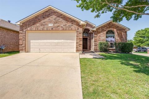 1136 Roping Reins Way, Fort Worth