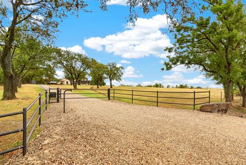 695 Harris Lane, Whitewright, TX 75491 — photo 2