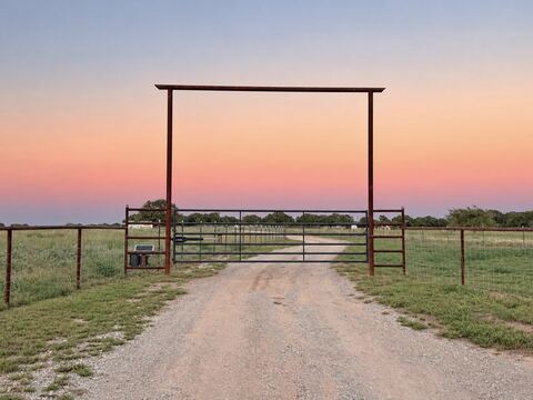 435 Lake Valley Road, Sunset, TX 76270 — photo 2