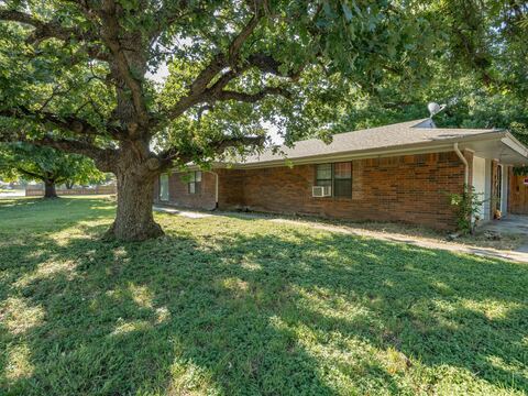 901 Pebble Street, Bowie, TX 76230 — photo 2