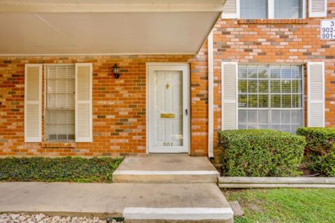 901 Roaring Springs Road, Fort Worth
