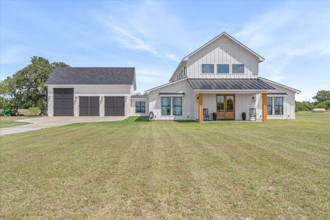 586 VZ County Road 1504, Van