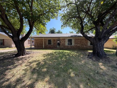 1136 Kris Street, Irving