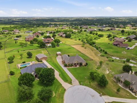 6900 Breezy Bluff Court, Fort Worth