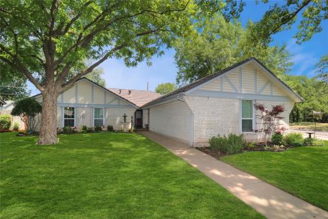 2001 Heather Way Drive, Arlington