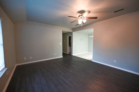 606 N Sewell Drive B, Decatur, TX 76234 — photo 3