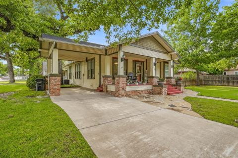910 S Waco Street, Weatherford