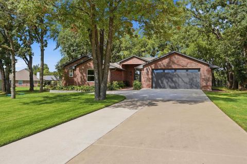 215 Modoc Trail, Lake Kiowa, TX 76240 — photo 2