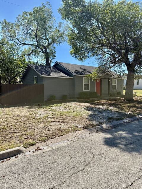 505 Cummins Street, Bowie, TX 76230 — photo 2