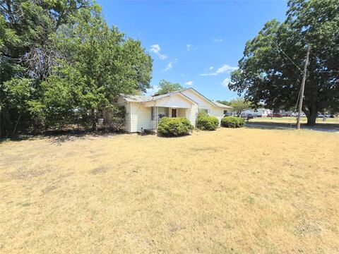 309 Decatur Street, Bowie, TX 76230 — photo 2