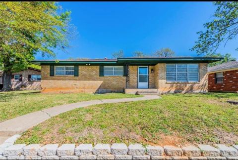 903 Seymore Circle, Denison