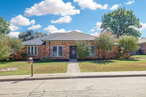 1910 Middle Glen Drive, Carrollton