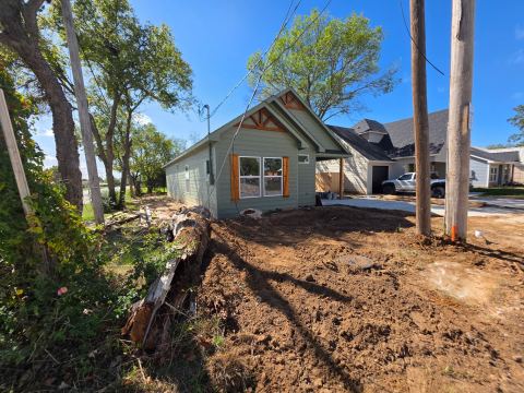 201 W Cherry Street, Nocona, TX 76255 — photo 2