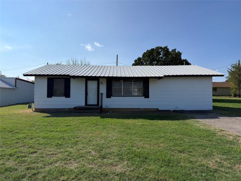 1475 N Main Street, Jacksboro