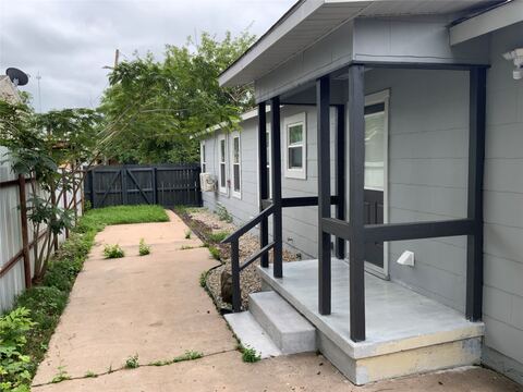 215 S 4th Street, Jacksboro, TX 76458 — photo 3