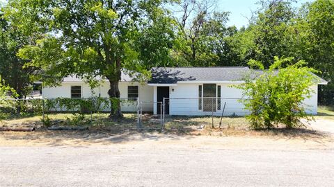 108 E Kirby Avenue, Quinlan