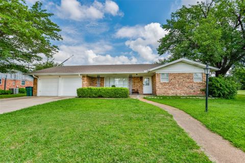 1808 College Street, Gainesville, TX 76240 — photo 2