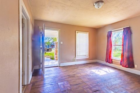 720 Texas Street, Graham, TX 76450 — photo 2