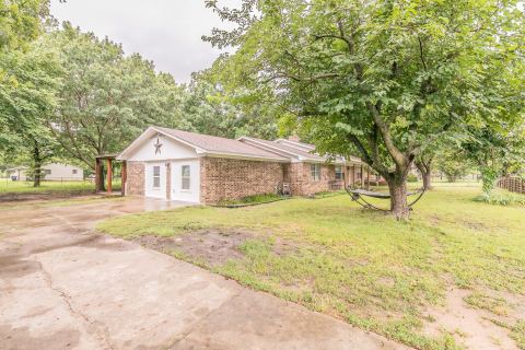 904 SHERMAN Street, Tioga, TX 76271 — photo 3