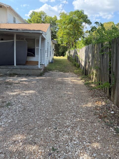 233 W Hammond Street, Lancaster, TX 75146 — photo 2