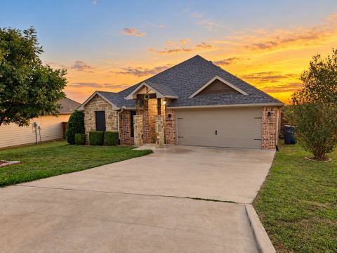 2811 S Lillis Lane, Denison