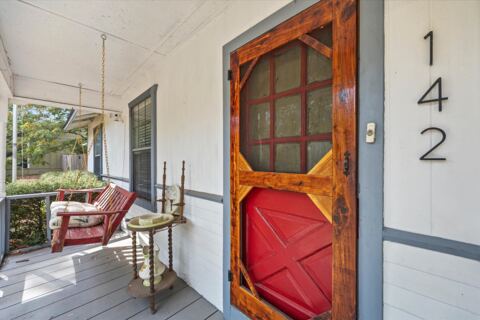142 Iowa Place, Van