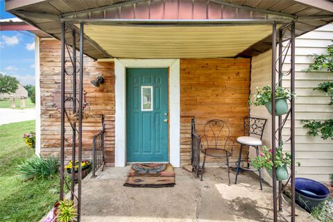 334 N Knox Street, Jacksboro, TX 76458 — photo 2