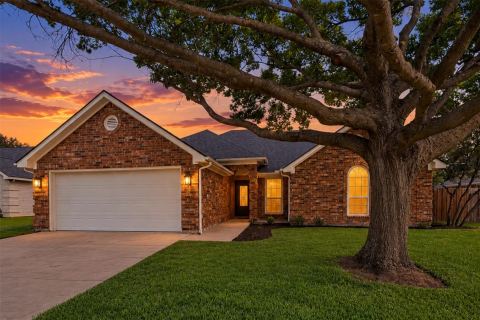 332 College Street S, Keller